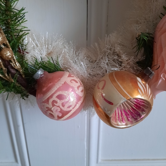 CLEARANCE SALE Christmas Wreath with very old mercury ornaments / 11 inches - Picture 3 of 5